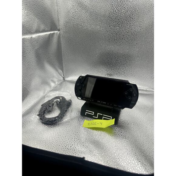 psp 1000 w/accessories & new battery - Picture 1 of 9
